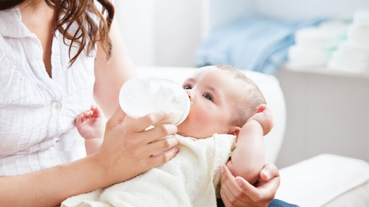 Formula Feeding Tips and Tricks for the New-to-Formula Mom