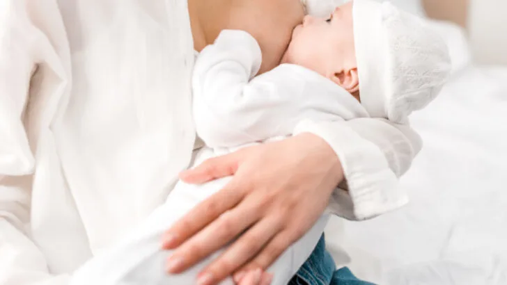 breastfeeding mom nursing her baby, has questions about breastfeeding